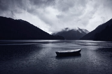 Deutschland, Bayern, Talsperre Sylvenstein, Boot auf See im Regen - RBF06233