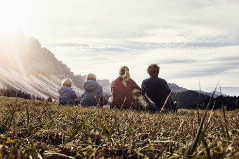 Italien, Südtirol, Geisslergruppe, Familienwanderung, Sitzen auf der Wiese - RBF06236