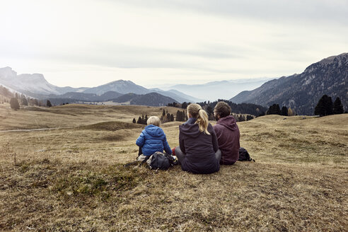 Italien, Südtirol, Geisslergruppe, Familienwanderung, Sitzen auf der Wiese - RBF06237