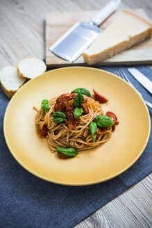 Spaghetti mit Kirschtomaten und Basilikum auf einem Teller - GIOF03710