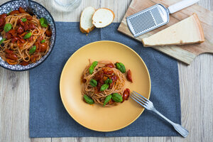 Spaghetti mit Kirschtomaten und Basilikum auf einem Teller - GIOF03711