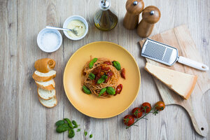 Spaghetti mit Kirschtomaten und Basilikum auf einem Teller - GIOF03712