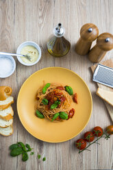 Spaghetti mit Kirschtomaten und Basilikum auf einem Teller - GIOF03713