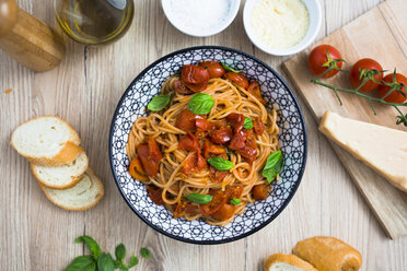 Spaghetti mit Kirschtomaten und Basilikum in Schale - GIOF03715