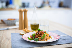 Spaghetti mit Kirschtomaten und Basilikum auf einem Teller - GIOF03717