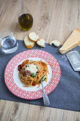 Spaghetti mit Kirschtomaten und Basilikum auf einem Teller - GIOF03720