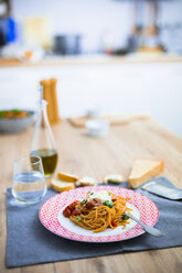Spaghetti mit Kirschtomaten und Basilikum auf einem Teller - GIOF03722