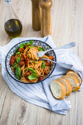 Spaghetti with cherry tomatoes and basil in a bowl - GIOF03724