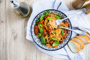 Spaghetti mit Kirschtomaten und Basilikum in einer Schüssel - GIOF03725