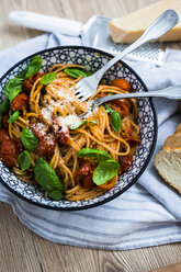 Spaghetti mit Kirschtomaten und Basilikum in einer Schüssel - GIOF03726