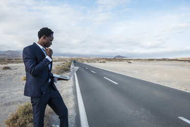 Spain, Tenerife, young businessman using laptop - SIPF01906