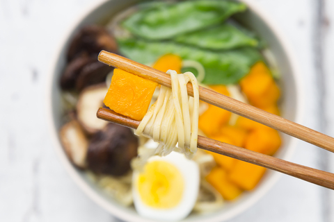 Ramen mit Nudeln, Ei, Hokkaido-Kürbis, Shitake-Pilz in Schale, Stäbchen mit Nudeln, lizenzfreies Stockfoto