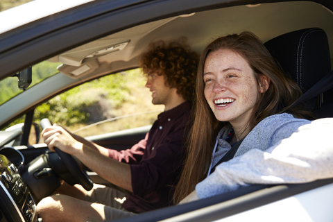 Junges Paar im Auto, lizenzfreies Stockfoto