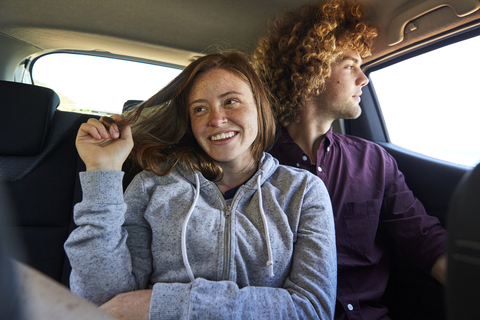 Junges Paar im Auto, lizenzfreies Stockfoto