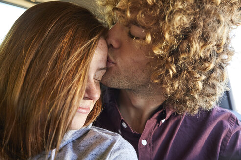 Junges Paar im Auto, junger Mann küsst junges Mädchen - SRYF00583