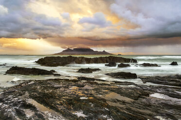 Afrika, Südafrika, Westkap, Kapstadt, Bloubergstrand, Tafelberg am Morgen - FPF00136