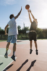 Männer spielen Basketball - ALBF00322