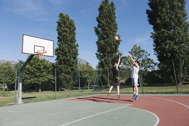 Männer spielen Basketball - ALBF00323