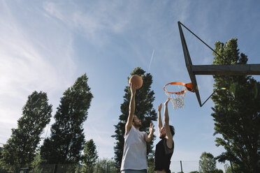 Männer spielen Basketball - ALBF00325