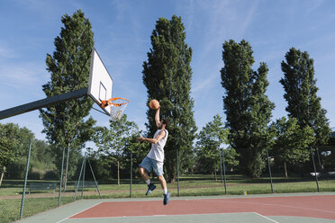 Mann spielt Basketball - ALBF00326