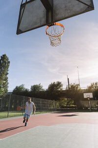 Mann spielt Basketball - ALBF00327