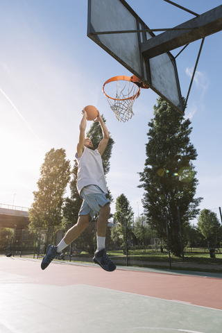 Mann spielt Basketball, lizenzfreies Stockfoto