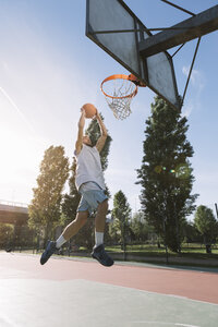 Mann spielt Basketball - ALBF00329