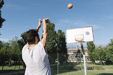 Man playing basketball - ALBF00330