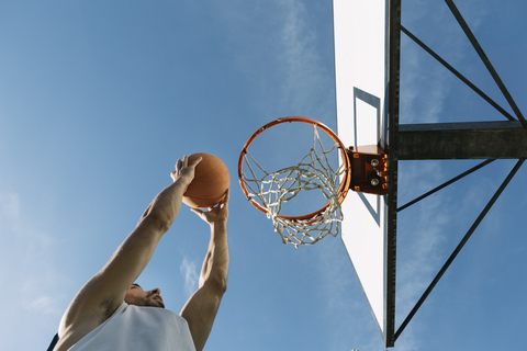 Mann spielt Basketball, lizenzfreies Stockfoto