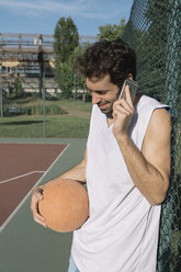 Basketballspieler am Telefon - ALBF00335