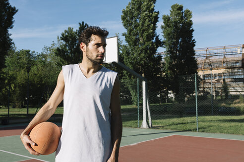 Mann mit Basketball auf Basketballplatz - ALBF00337