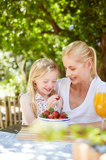 Mädchen mit Mutter isst Stawberries - SRYF00593