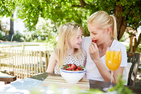 Girl with mother eating stawberries - SRYF00594