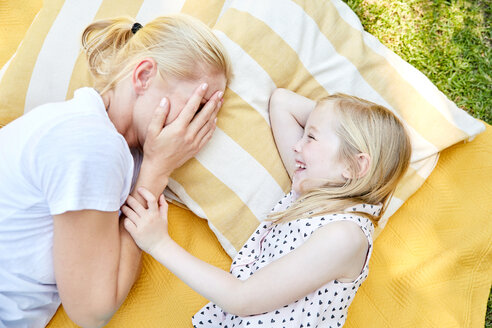 Glückliches Mädchen mit Mutter auf einer Decke liegend - SRYF00602