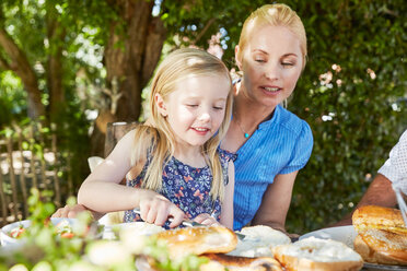 Mädchen mit Mutter beim Frühstück am Gartentisch - SRYF00614