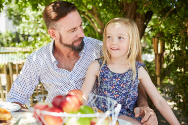 Mädchen mit Vater am Gartentisch sitzend - SRYF00625