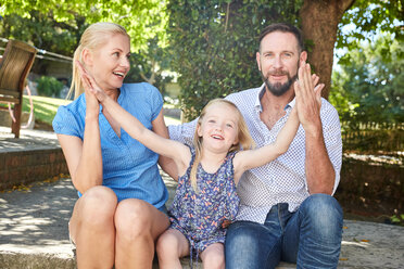 Porträt einer glücklichen Familie im Garten - SRYF00634