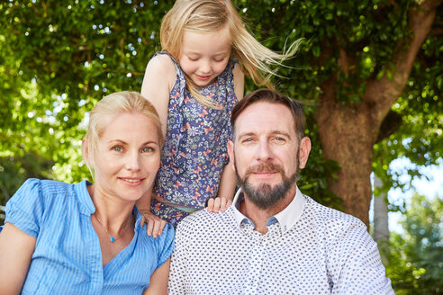 Porträt einer glücklichen Familie im Garten - SRYF00637