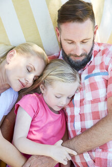 Familie entspannt auf einer Decke liegend - SRYF00650