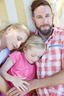 Familie entspannt auf einer Decke liegend - SRYF00651