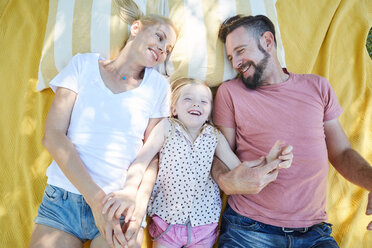 Glückliche Familie auf einer Decke liegend - SRYF00661