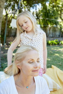 Mädchen bürstet die Haare der Mutter - SRYF00662