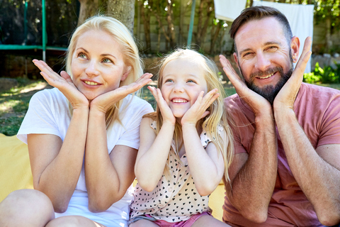 Porträt einer glücklichen Familie, die das gleiche Gesicht zieht, lizenzfreies Stockfoto