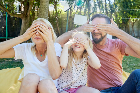 Porträt einer glücklichen Familie, die ihre Augen bedeckt - SRYF00666