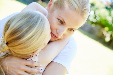 Tochter und Mutter umarmen sich im Freien - SRYF00676