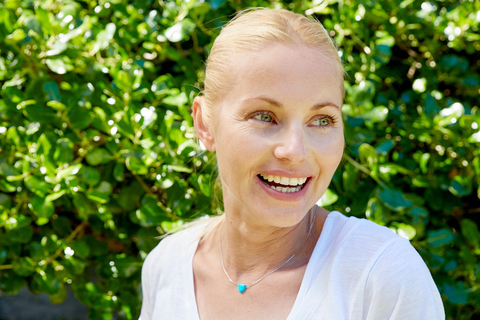 Porträt einer glücklichen blonden Frau im Freien, lizenzfreies Stockfoto