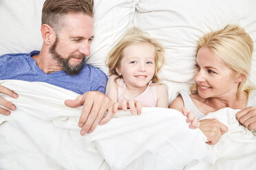 Porträt einer glücklichen Familie im Bett liegend - SRYF00690