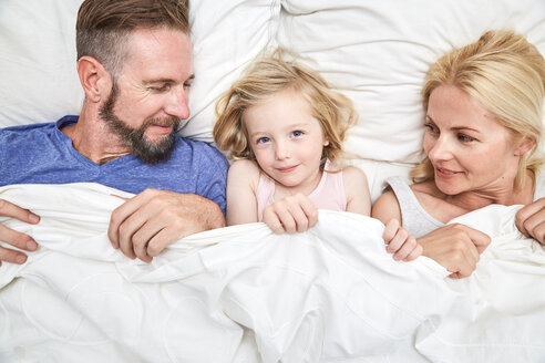 Porträt einer lächelnden Familie im Bett liegend - SRYF00691