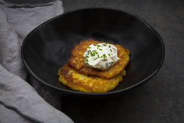Potato fritters with herbed curd cheese in bowl - LVF06562