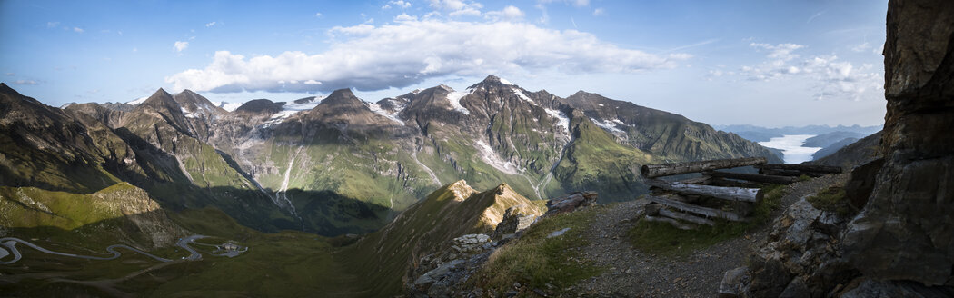 Österreich, Bundesland Salzburg, Blick von der Edelweissspitze auf die Großglockner Hochalpenstraße und das Große Wiesbachhorn - STCF00360